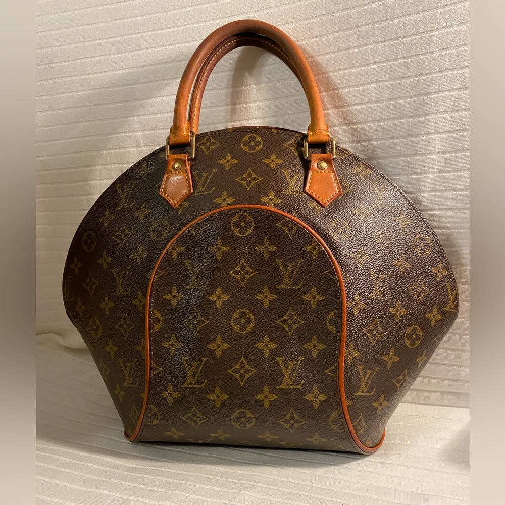 Beautiful Louis Vuitton Ellipse MM W/Certificate of Authenticity
